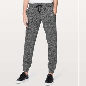 Lululemon ready to rulu pant. Jacquard black white